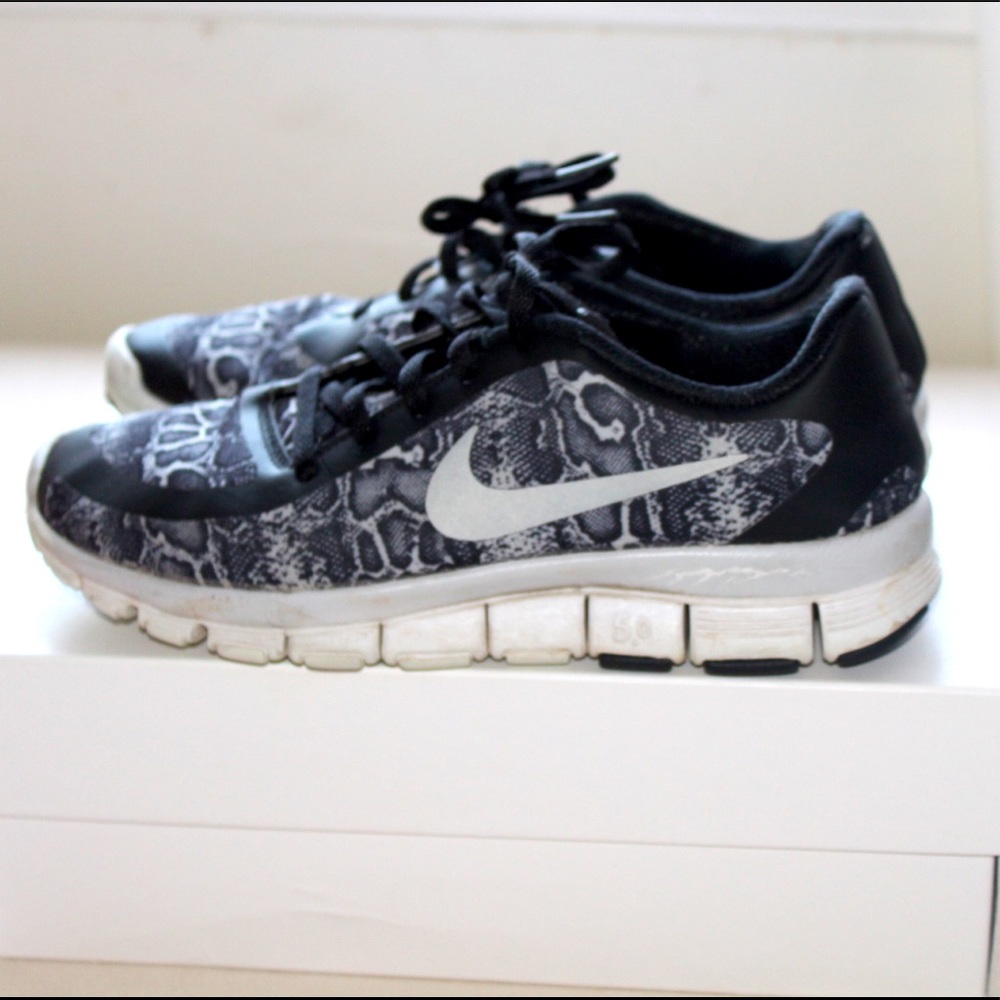 Black design Nike tennis shoes